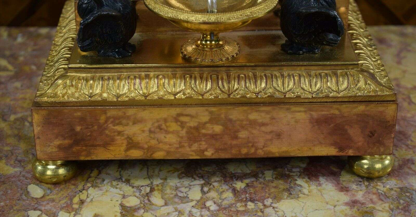 Große Pendule mit Brunnenautomat CHRONOS um 1840 – Detail