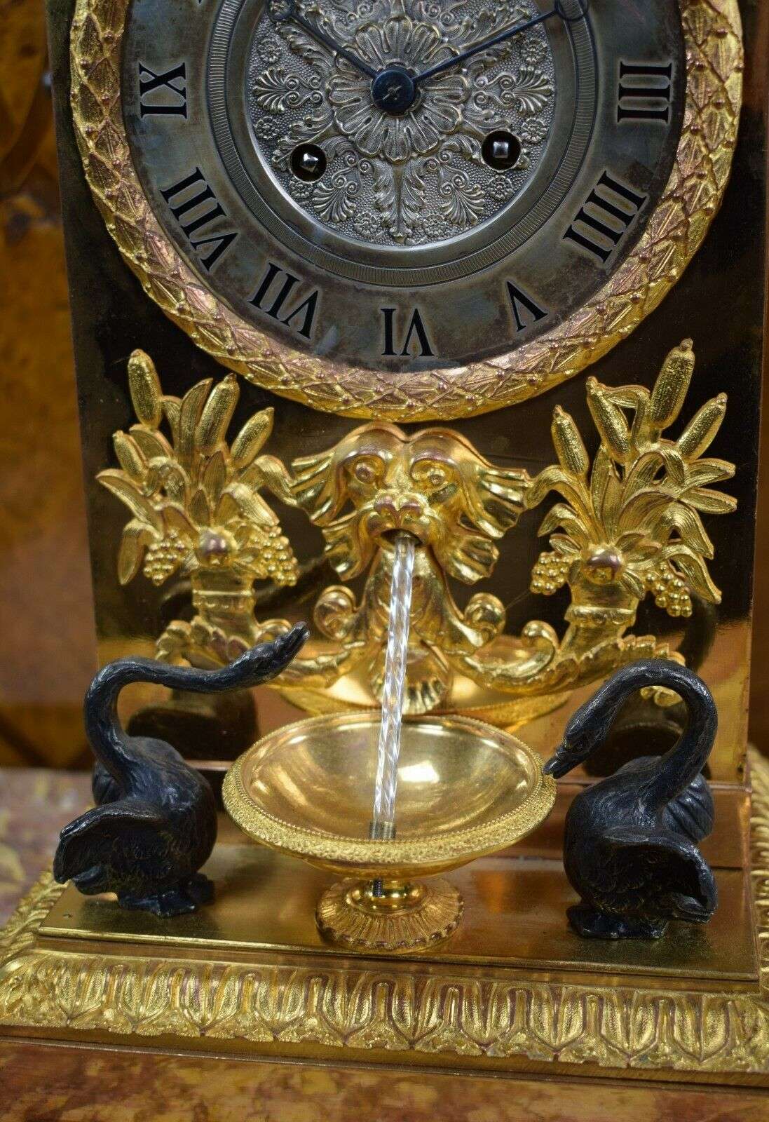 Große Pendule mit Brunnenautomat CHRONOS um 1840 – Detail