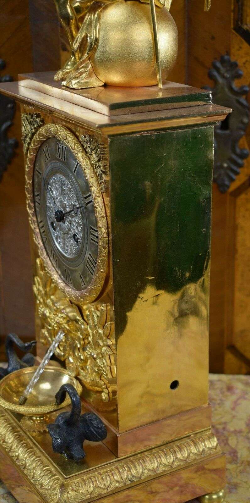 Große Pendule mit Brunnenautomat CHRONOS um 1840 – Detail