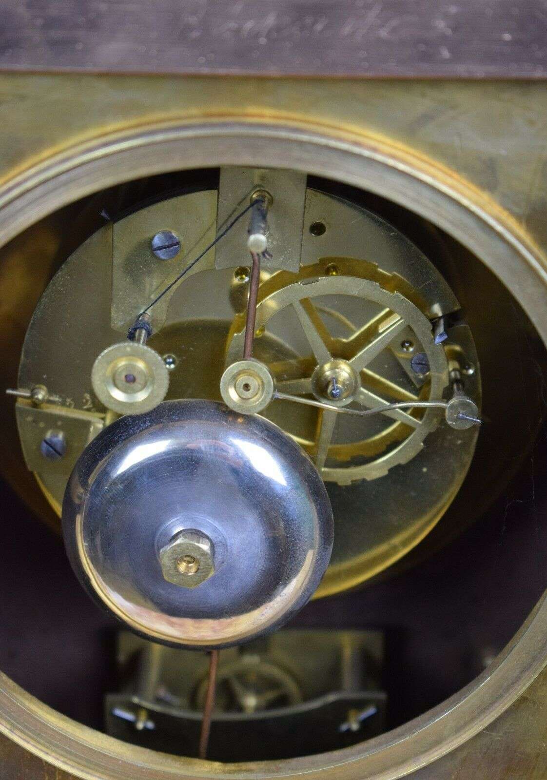 Große Pendule mit Brunnenautomat CHRONOS um 1840 – Detail
