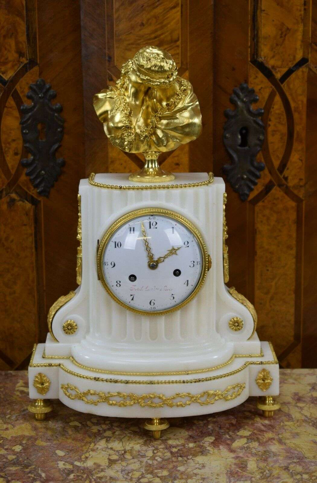 Louis XVI Pendule "Le Baiser" CarraraMarmor u.feuervergoldeter Bronze um 1790 – Vorderansicht