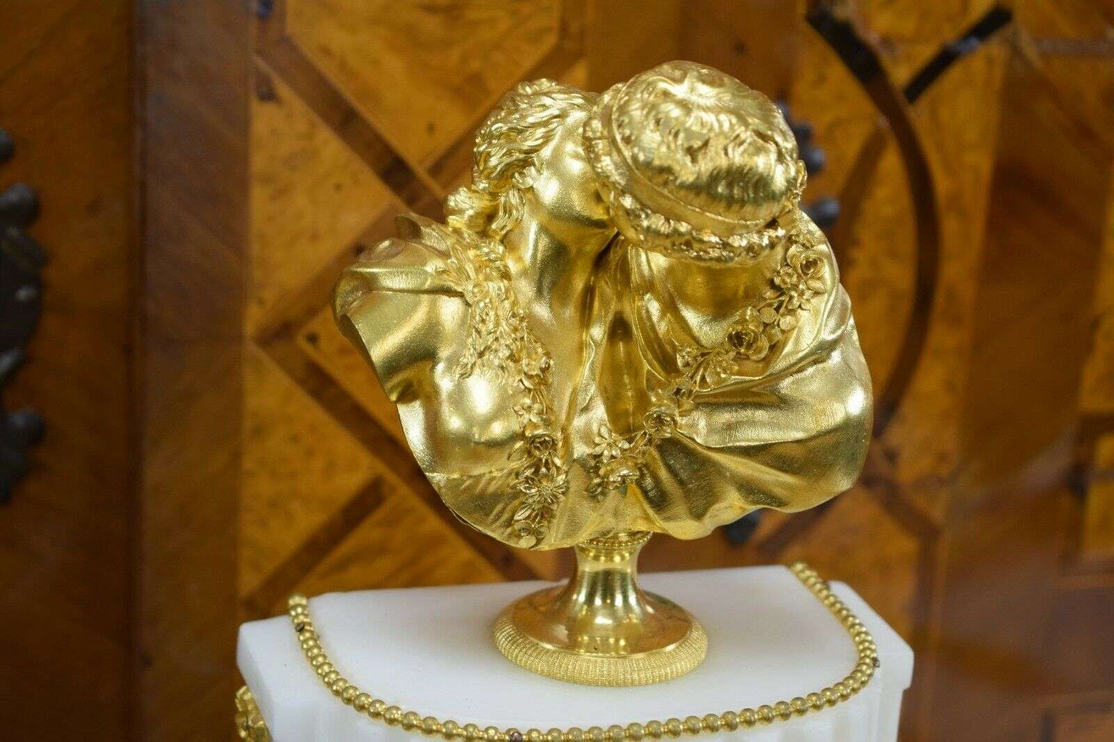 Louis XVI Pendule "Le Baiser" CarraraMarmor u.feuervergoldeter Bronze um 1790 – Detail