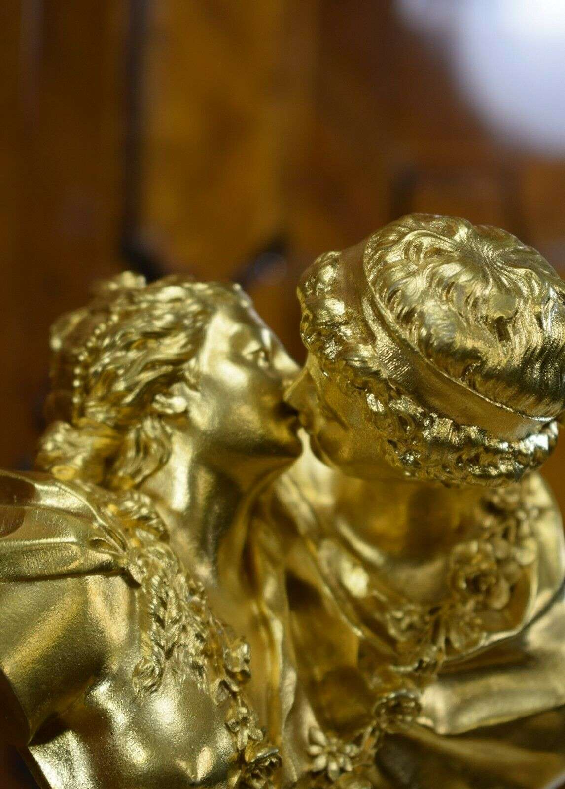 Louis XVI Pendule "Le Baiser" CarraraMarmor u.feuervergoldeter Bronze um 1790 – Detail