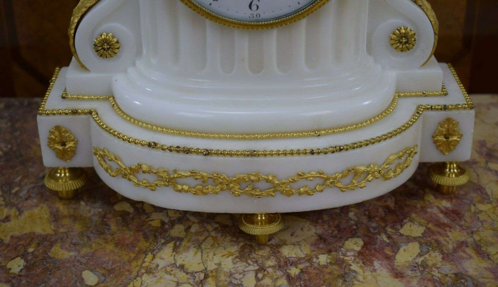 Louis XVI Pendule "Le Baiser" CarraraMarmor u.feuervergoldeter Bronze um 1790 – Detail