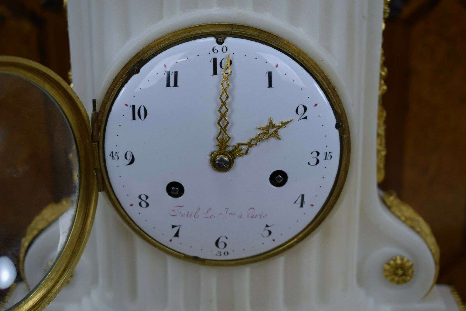 Louis XVI Pendule "Le Baiser" CarraraMarmor u.feuervergoldeter Bronze um 1790 – Detail