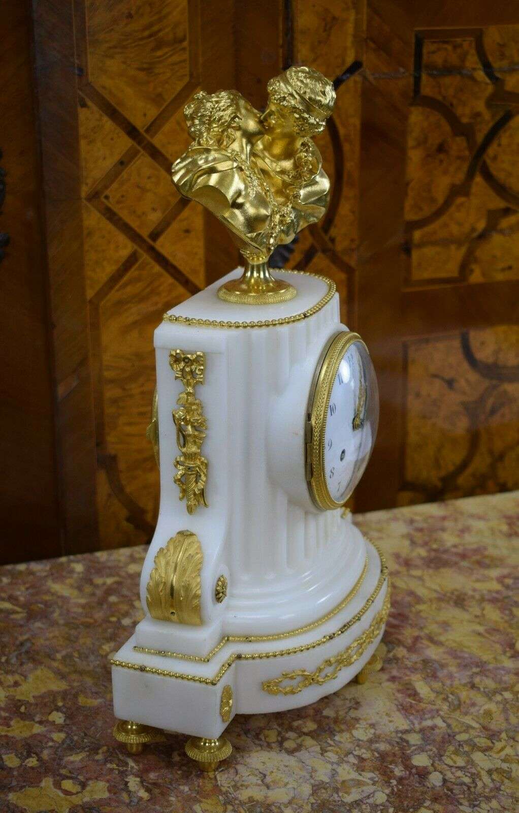 Louis XVI Pendule "Le Baiser" CarraraMarmor u.feuervergoldeter Bronze um 1790 – Detail