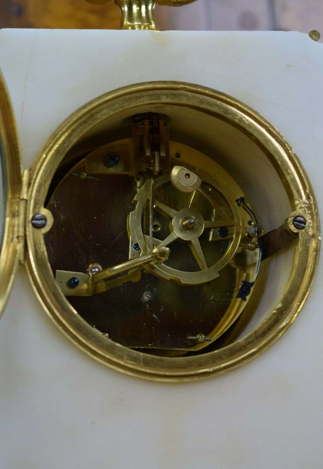 Louis XVI Pendule "Le Baiser" CarraraMarmor u.feuervergoldeter Bronze um 1790 – Detail