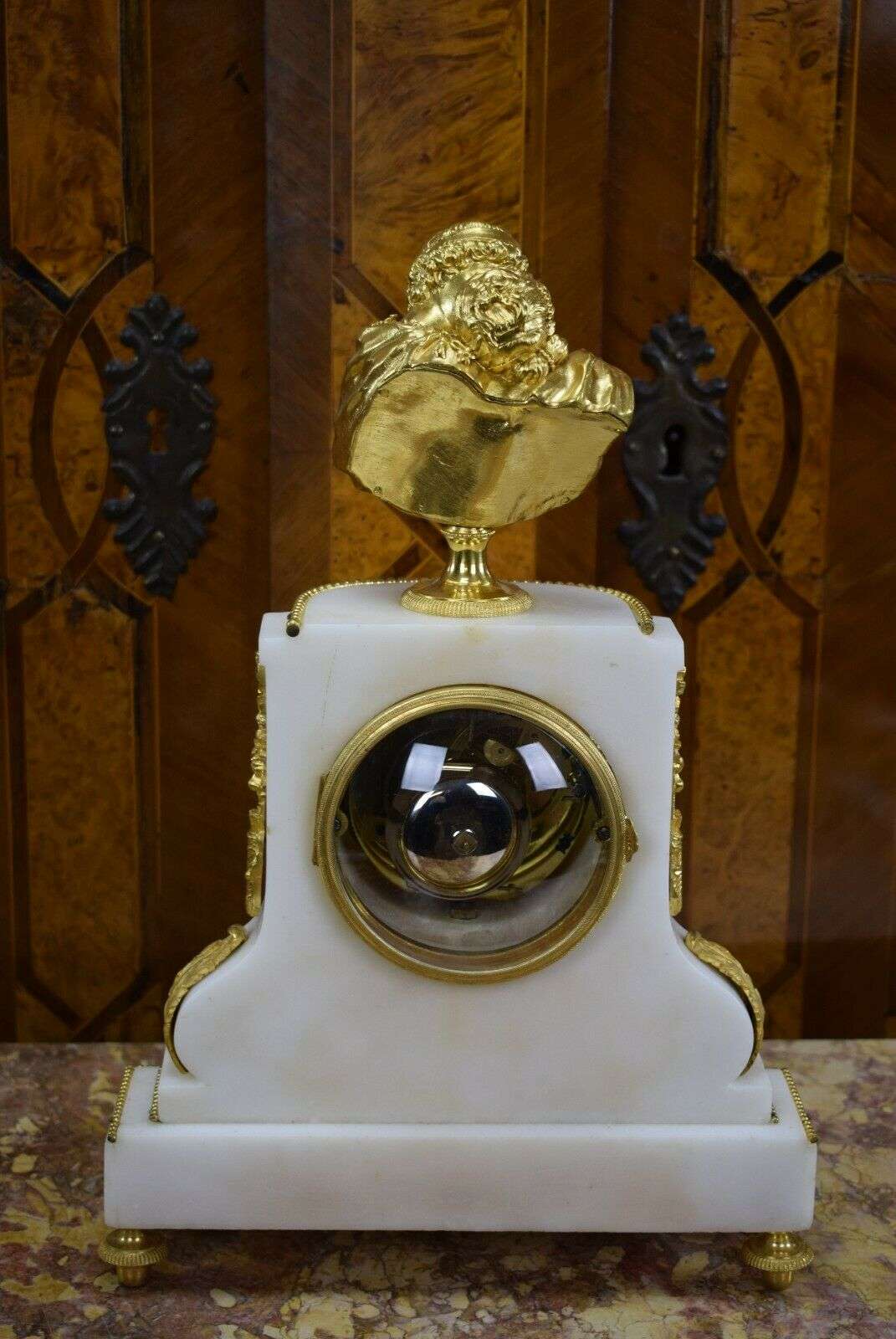 Louis XVI Pendule "Le Baiser" CarraraMarmor u.feuervergoldeter Bronze um 1790 – Detail