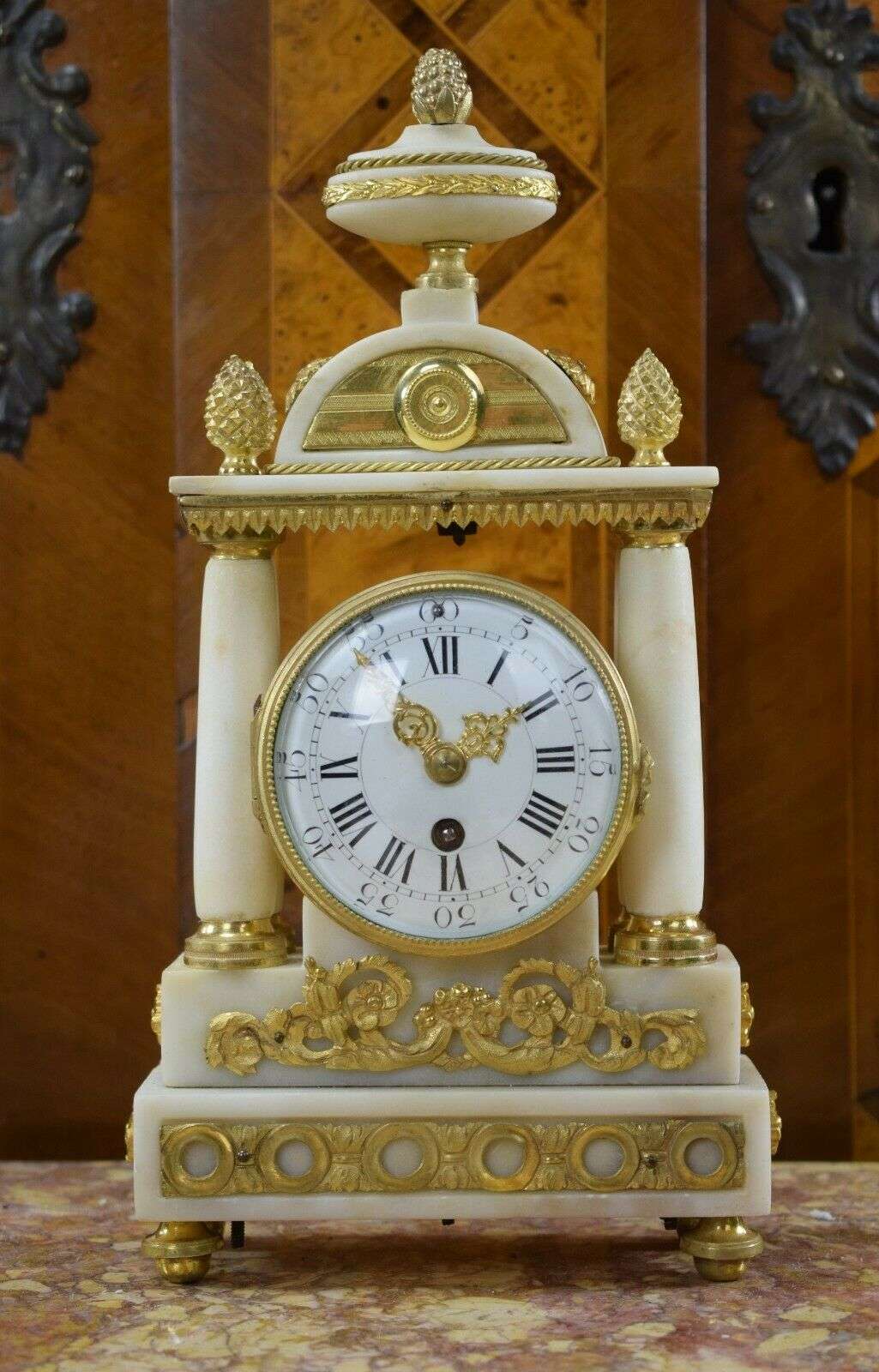 RESERVIERT Miniatur Louis XVI Pendule Kaminuhr Portaluhr aus Marmor und Bronze um 1780 – Vorderansicht