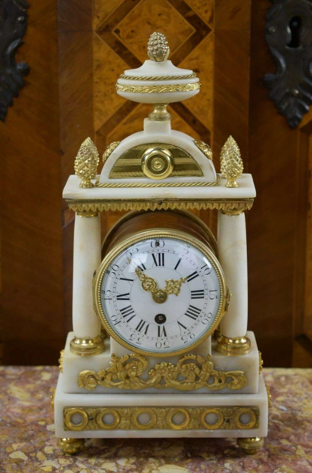 RESERVIERT Miniatur Louis XVI Pendule Kaminuhr Portaluhr aus Marmor und Bronze um 1780 – Detail