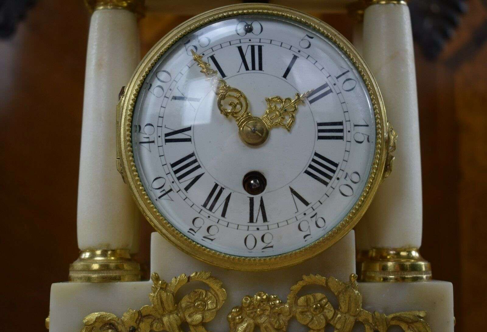 RESERVIERT Miniatur Louis XVI Pendule Kaminuhr Portaluhr aus Marmor und Bronze um 1780 – Detail