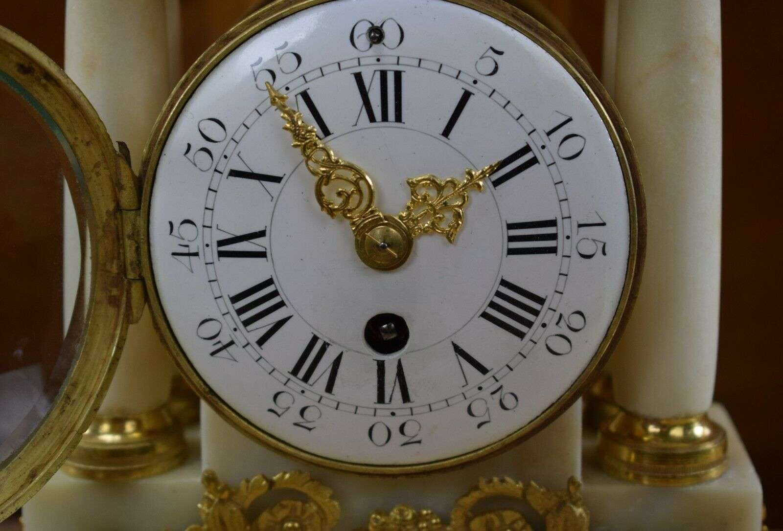 RESERVIERT Miniatur Louis XVI Pendule Kaminuhr Portaluhr aus Marmor und Bronze um 1780 – Detail