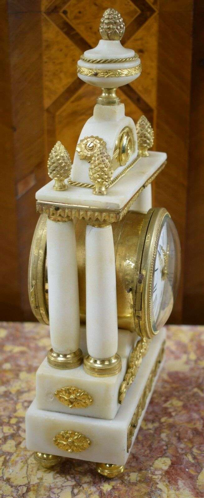 RESERVIERT Miniatur Louis XVI Pendule Kaminuhr Portaluhr aus Marmor und Bronze um 1780 – Detail