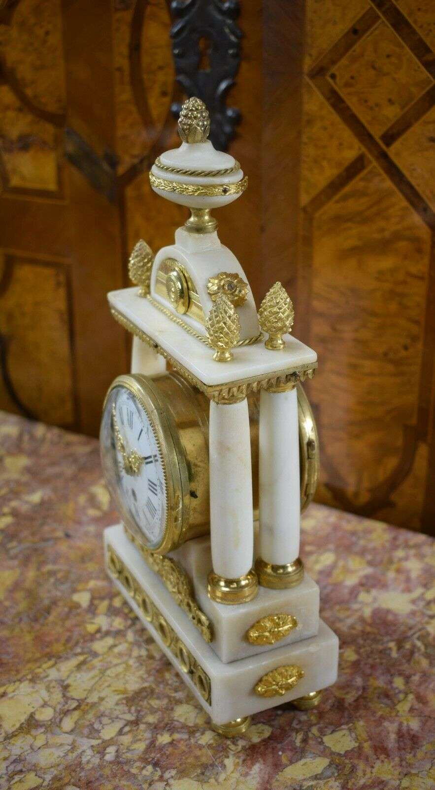 RESERVIERT Miniatur Louis XVI Pendule Kaminuhr Portaluhr aus Marmor und Bronze um 1780 – Detail