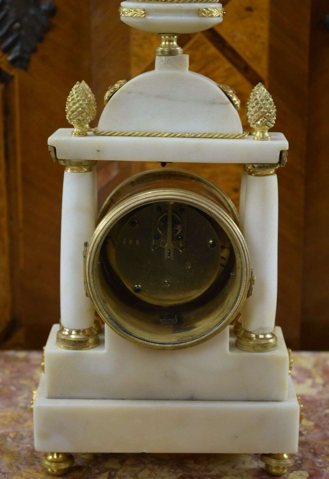 RESERVIERT Miniatur Louis XVI Pendule Kaminuhr Portaluhr aus Marmor und Bronze um 1780 – Detail