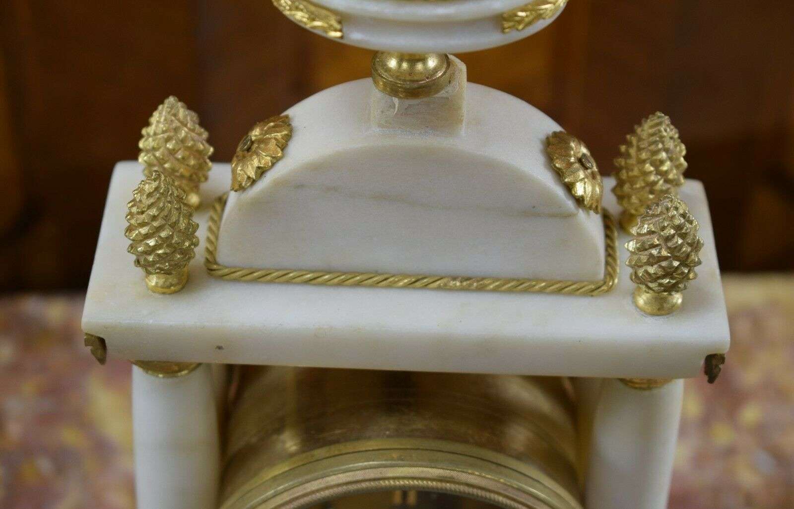 RESERVIERT Miniatur Louis XVI Pendule Kaminuhr Portaluhr aus Marmor und Bronze um 1780 – Detail