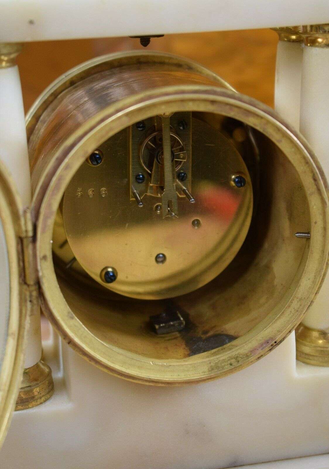 RESERVIERT Miniatur Louis XVI Pendule Kaminuhr Portaluhr aus Marmor und Bronze um 1780 – Detail