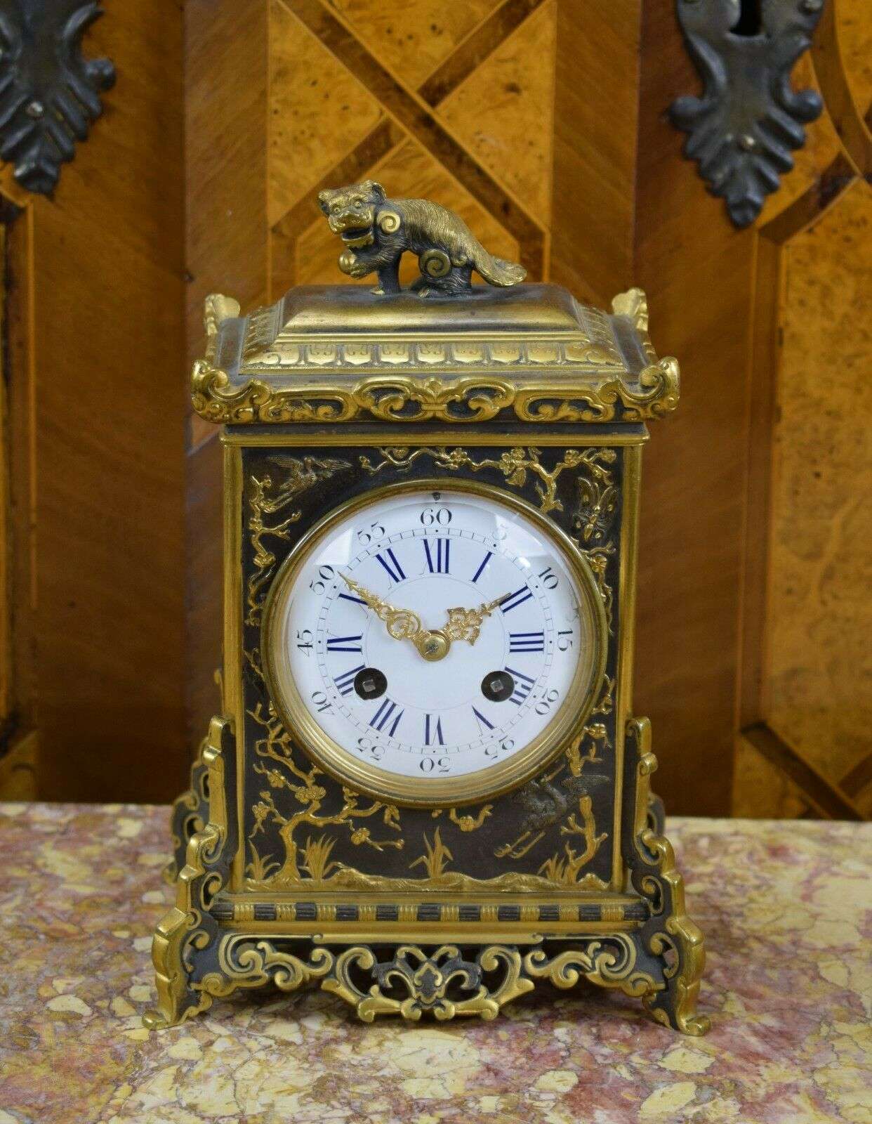 Kleine Pendule Kaminuhr aus Bronze japanische Motive L'Escalier de Cristal 1890 – Vorderansicht