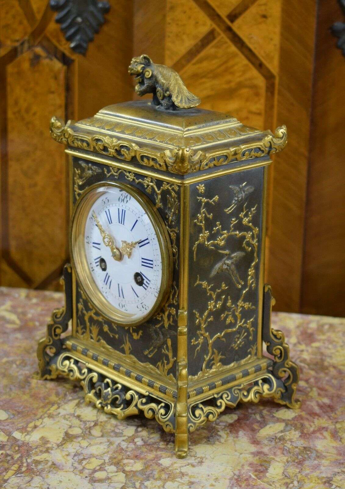 Kleine Pendule Kaminuhr aus Bronze japanische Motive L'Escalier de Cristal 1890 – Detail
