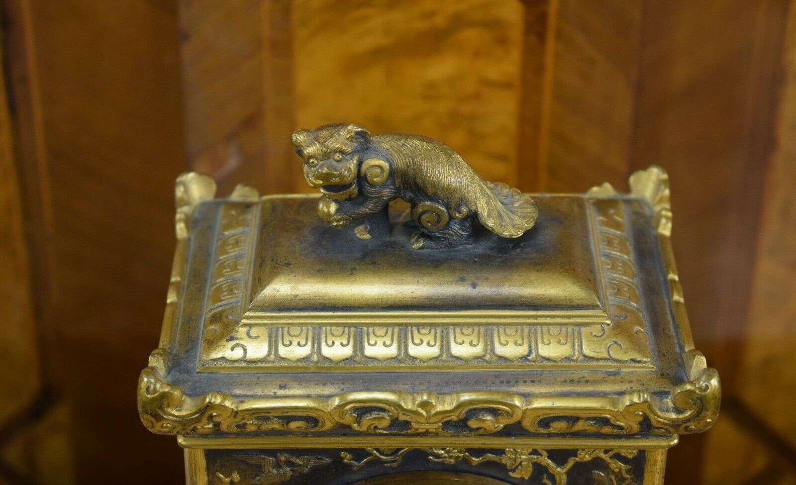 Kleine Pendule Kaminuhr aus Bronze japanische Motive L'Escalier de Cristal 1890 – Detail