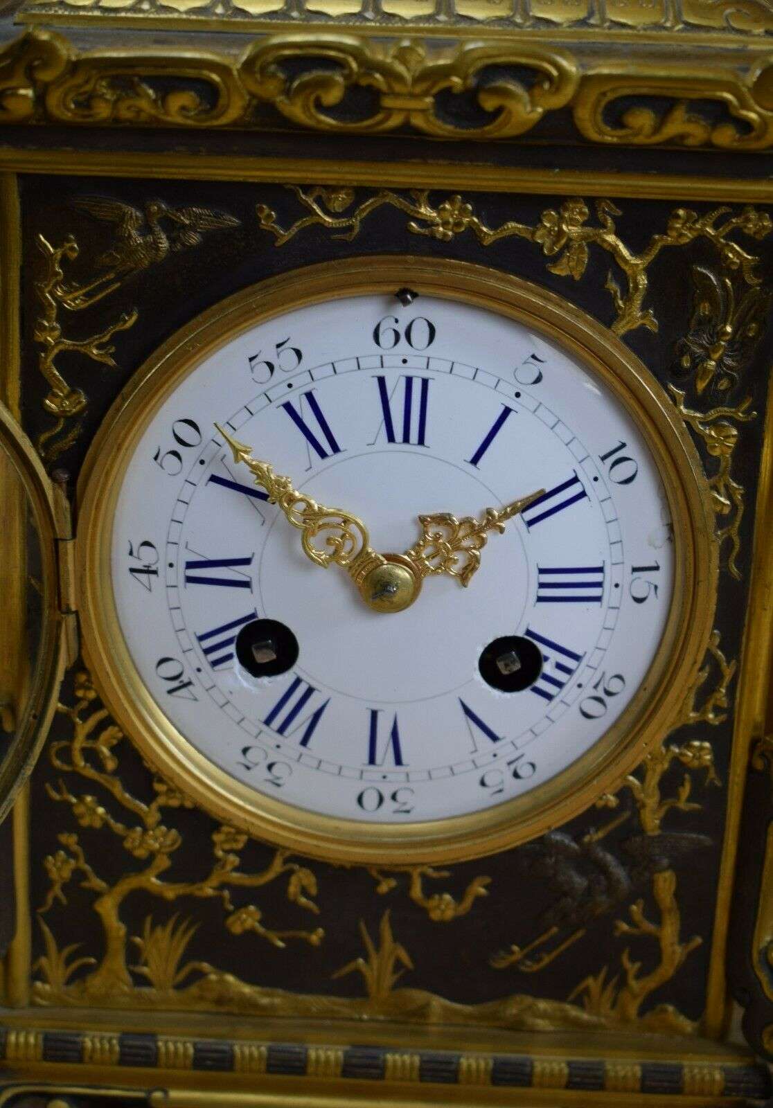 Kleine Pendule Kaminuhr aus Bronze japanische Motive L'Escalier de Cristal 1890 – Detail