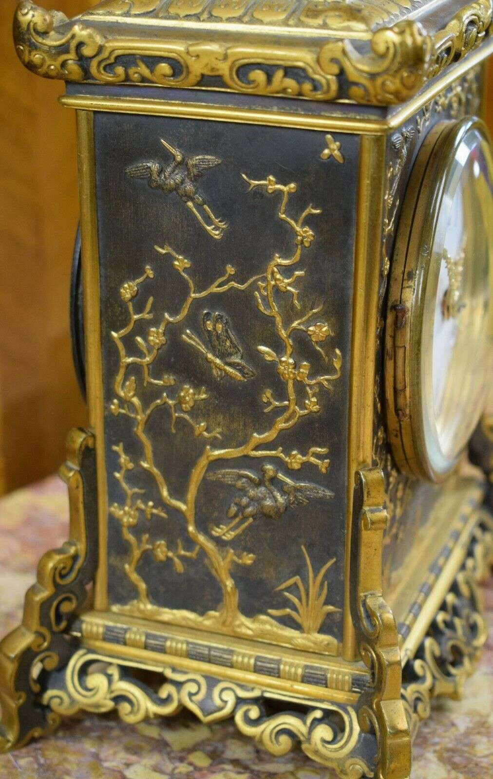 Kleine Pendule Kaminuhr aus Bronze japanische Motive L'Escalier de Cristal 1890 – Detail