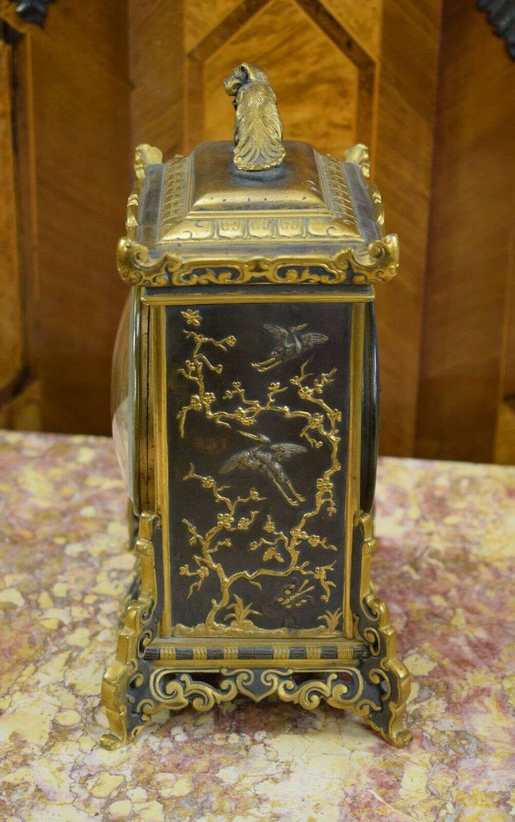 Kleine Pendule Kaminuhr aus Bronze japanische Motive L'Escalier de Cristal 1890 – Detail