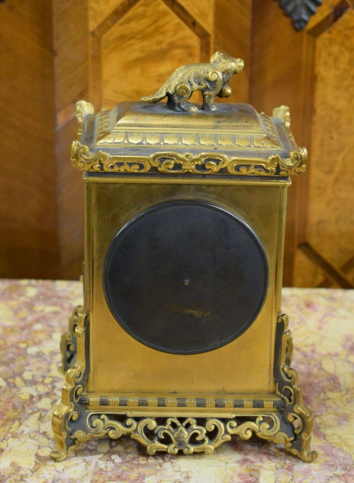 Kleine Pendule Kaminuhr aus Bronze japanische Motive L'Escalier de Cristal 1890 – Detail