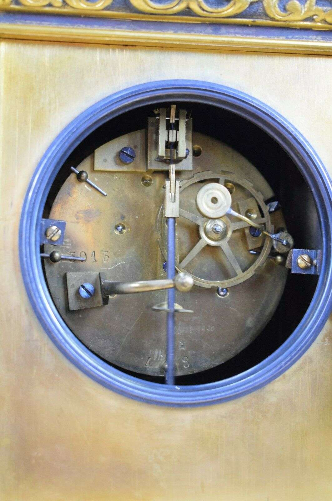 Kleine Pendule Kaminuhr aus Bronze japanische Motive L'Escalier de Cristal 1890 – Detail