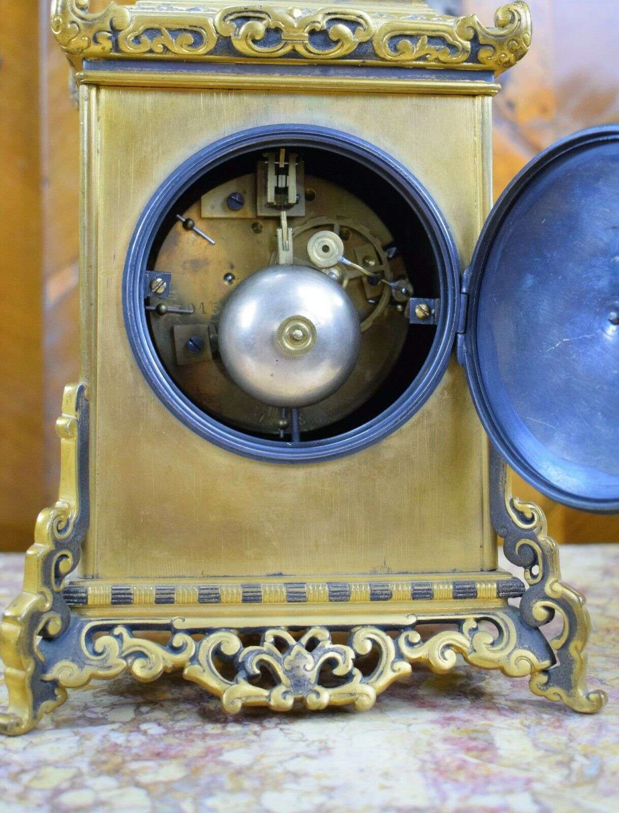 Kleine Pendule Kaminuhr aus Bronze japanische Motive L'Escalier de Cristal 1890 – Detail