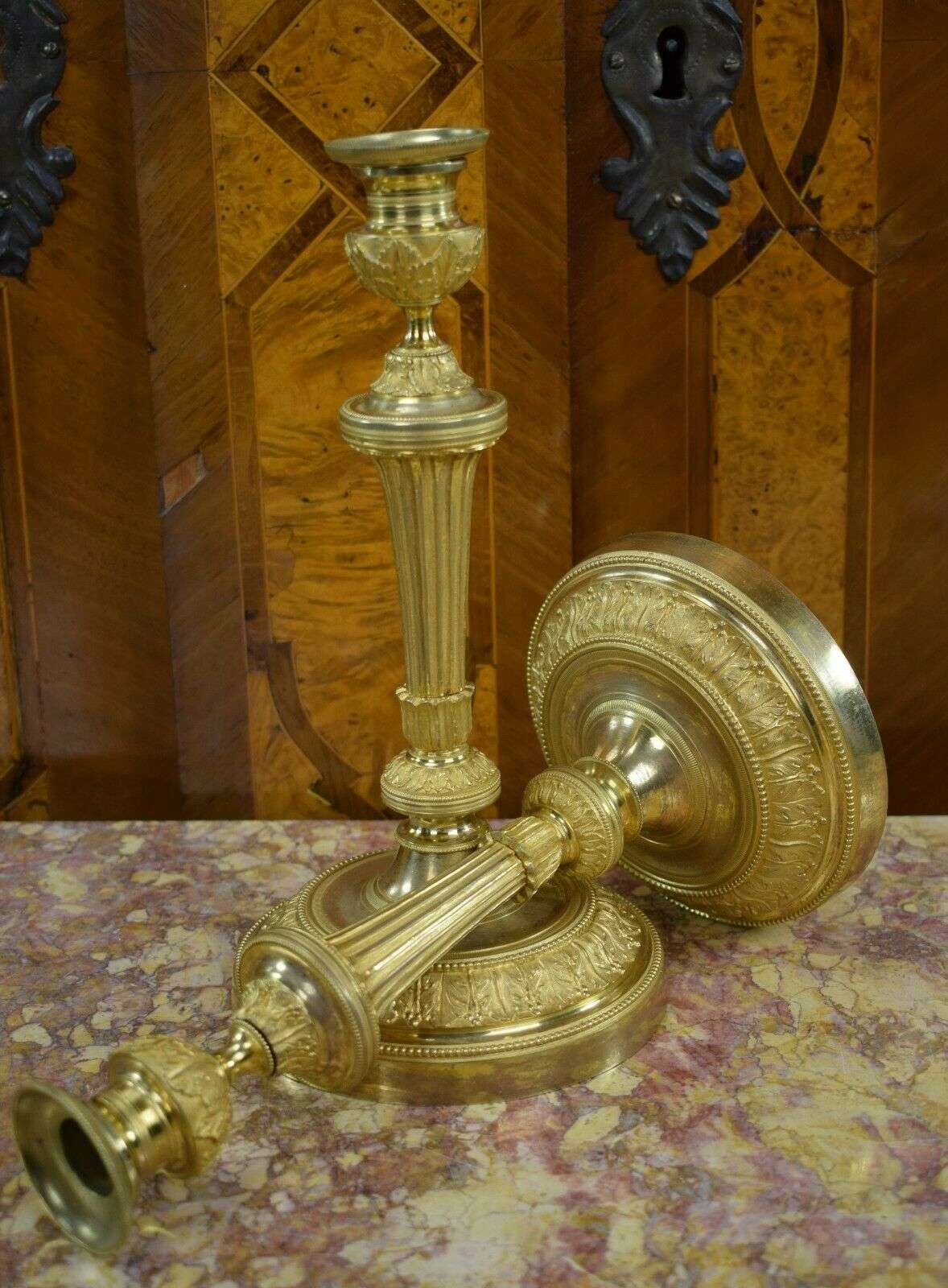 RESERVIERT Feuevergoldete Louis XVI Bronze Kerzenleuchter, Beisteller Kandelaber ca. 1780 – Vorderansicht