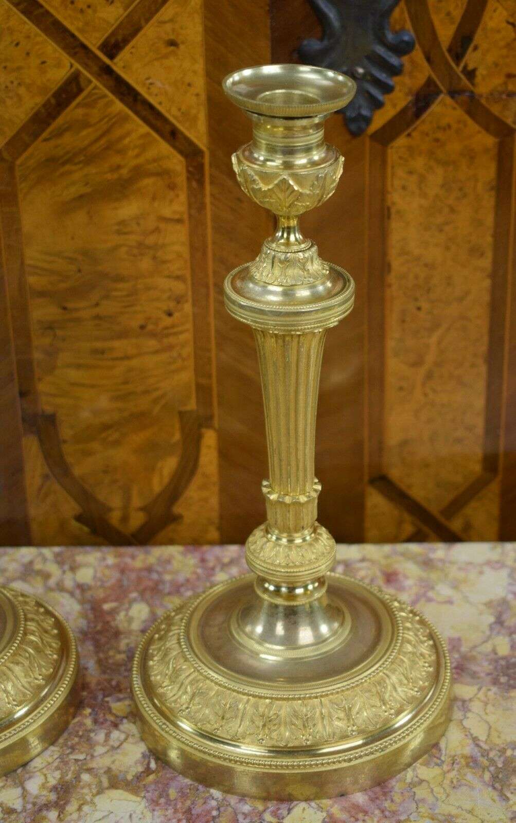 RESERVIERT Feuevergoldete Louis XVI Bronze Kerzenleuchter, Beisteller Kandelaber ca. 1780 – Detail