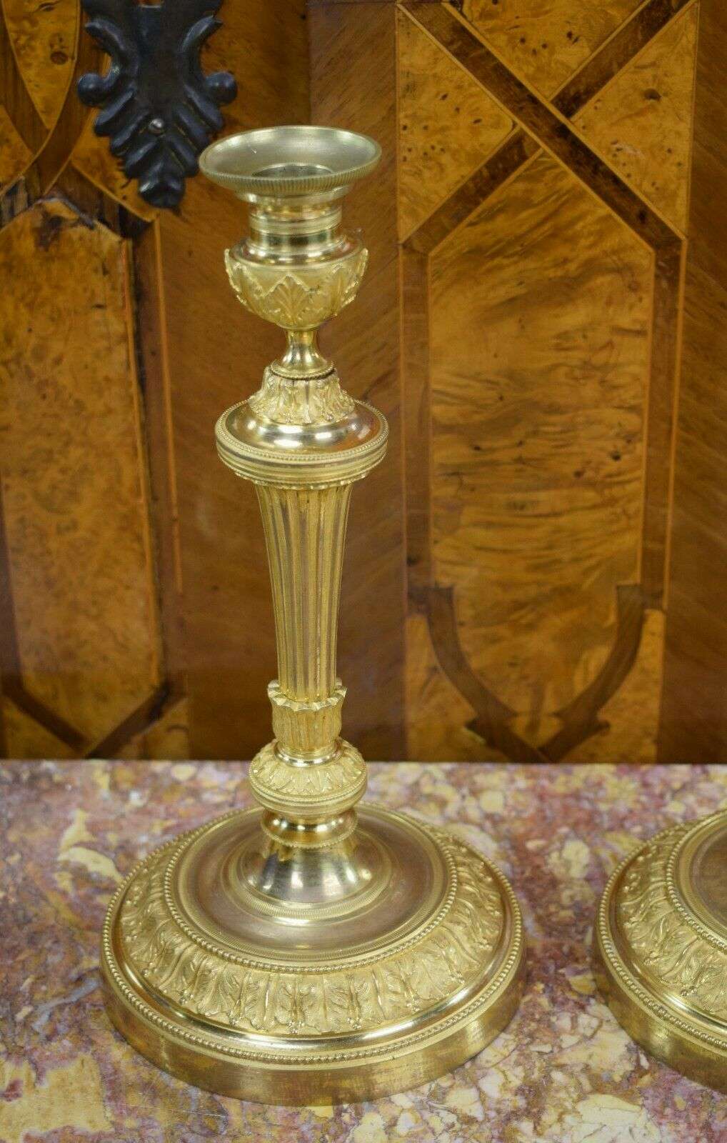RESERVIERT Feuevergoldete Louis XVI Bronze Kerzenleuchter, Beisteller Kandelaber ca. 1780 – Detail