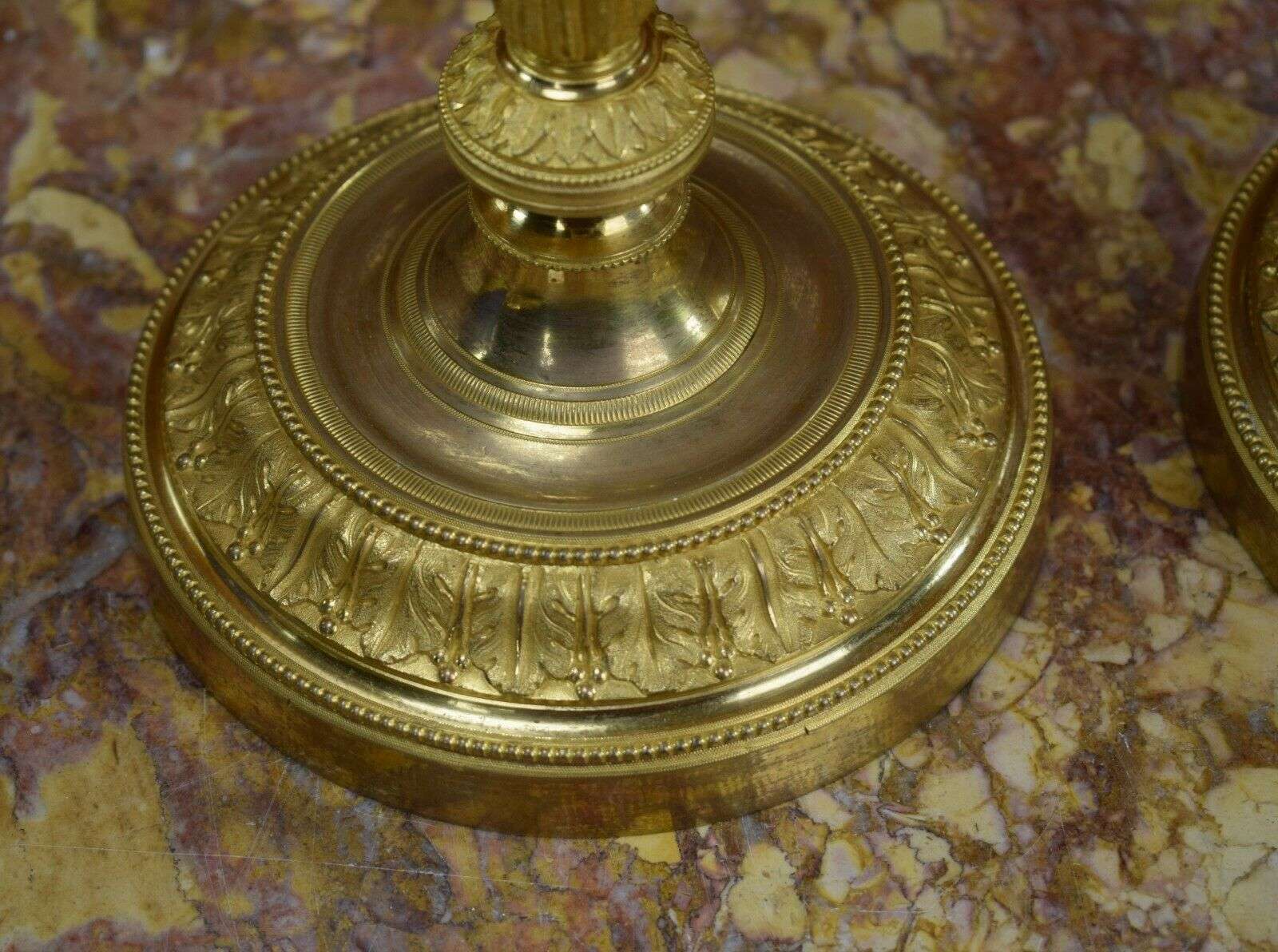 RESERVIERT Feuevergoldete Louis XVI Bronze Kerzenleuchter, Beisteller Kandelaber ca. 1780 – Detail