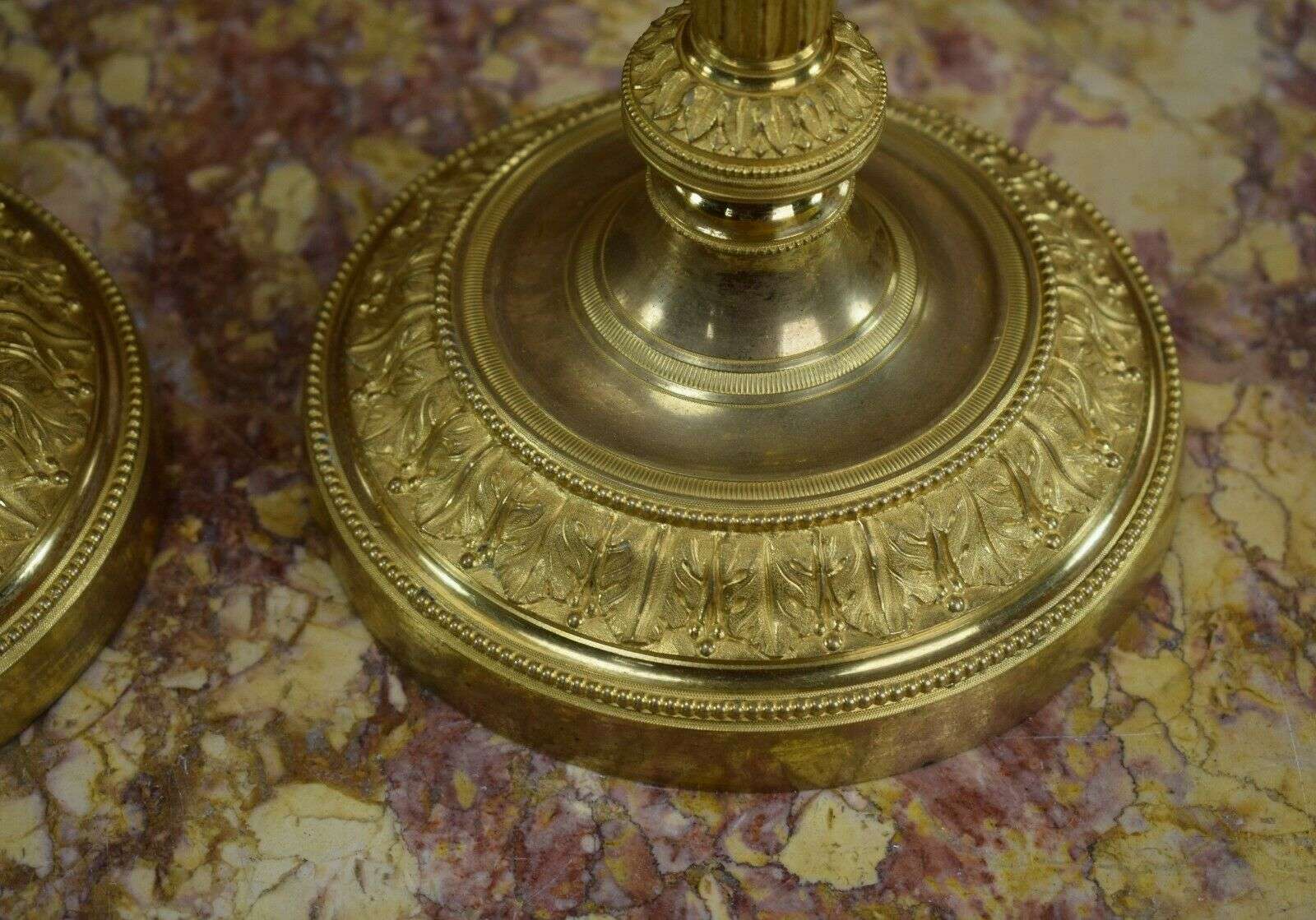 RESERVIERT Feuevergoldete Louis XVI Bronze Kerzenleuchter, Beisteller Kandelaber ca. 1780 – Detail