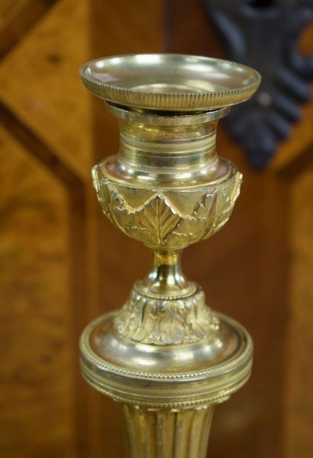 RESERVIERT Feuevergoldete Louis XVI Bronze Kerzenleuchter, Beisteller Kandelaber ca. 1780 – Detail