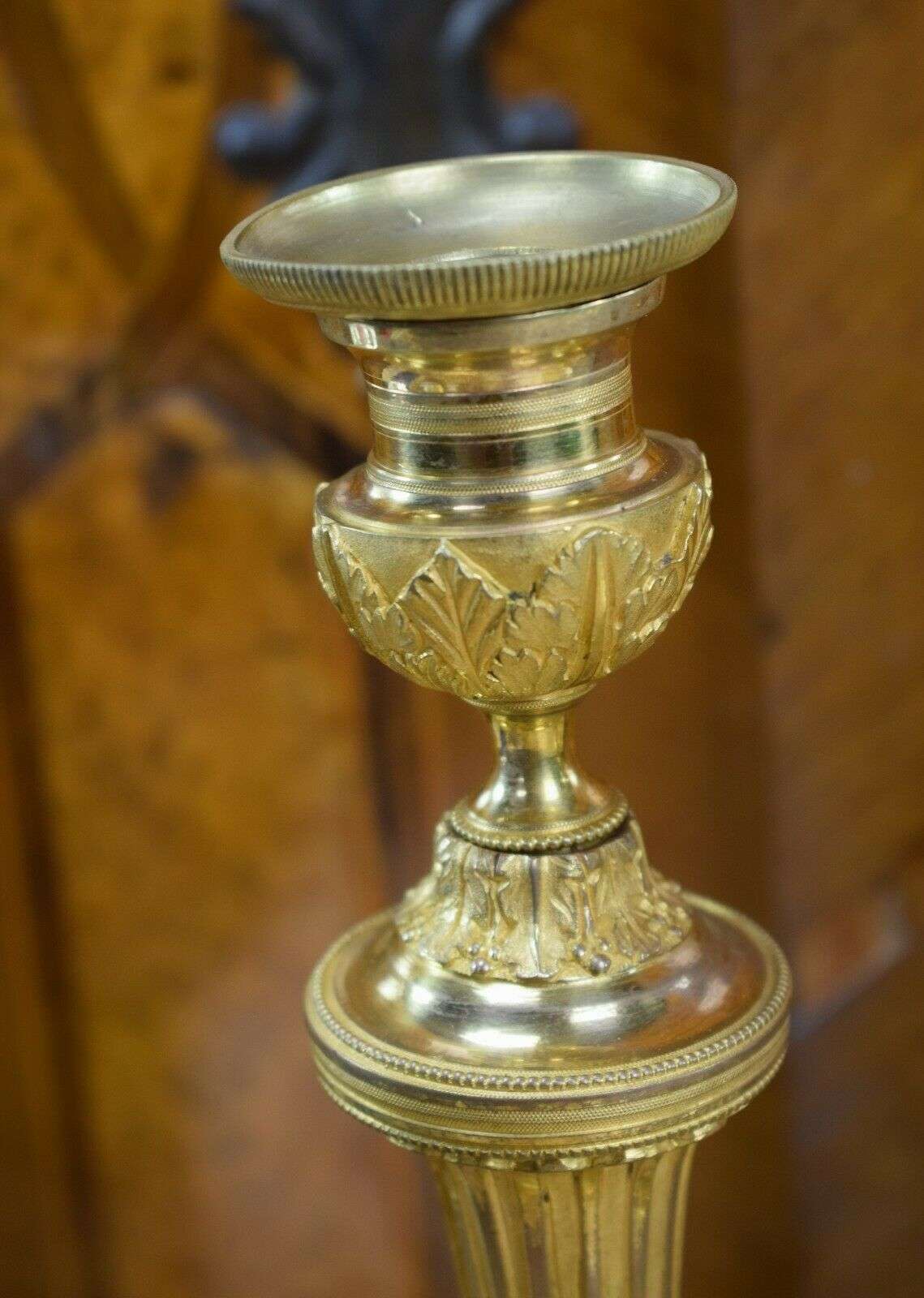RESERVIERT Feuevergoldete Louis XVI Bronze Kerzenleuchter, Beisteller Kandelaber ca. 1780 – Detail
