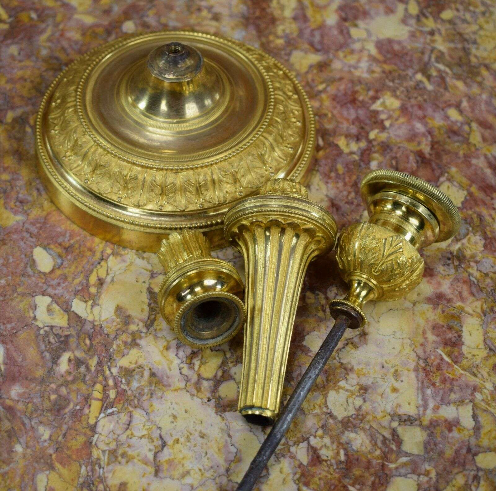 RESERVIERT Feuevergoldete Louis XVI Bronze Kerzenleuchter, Beisteller Kandelaber ca. 1780 – Detail