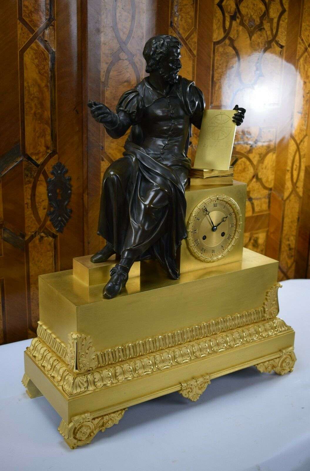 Große feuervergoldete Bronze Pendule Kaminuhr, Galileo G., Deniére Paris um 1825 – Detail