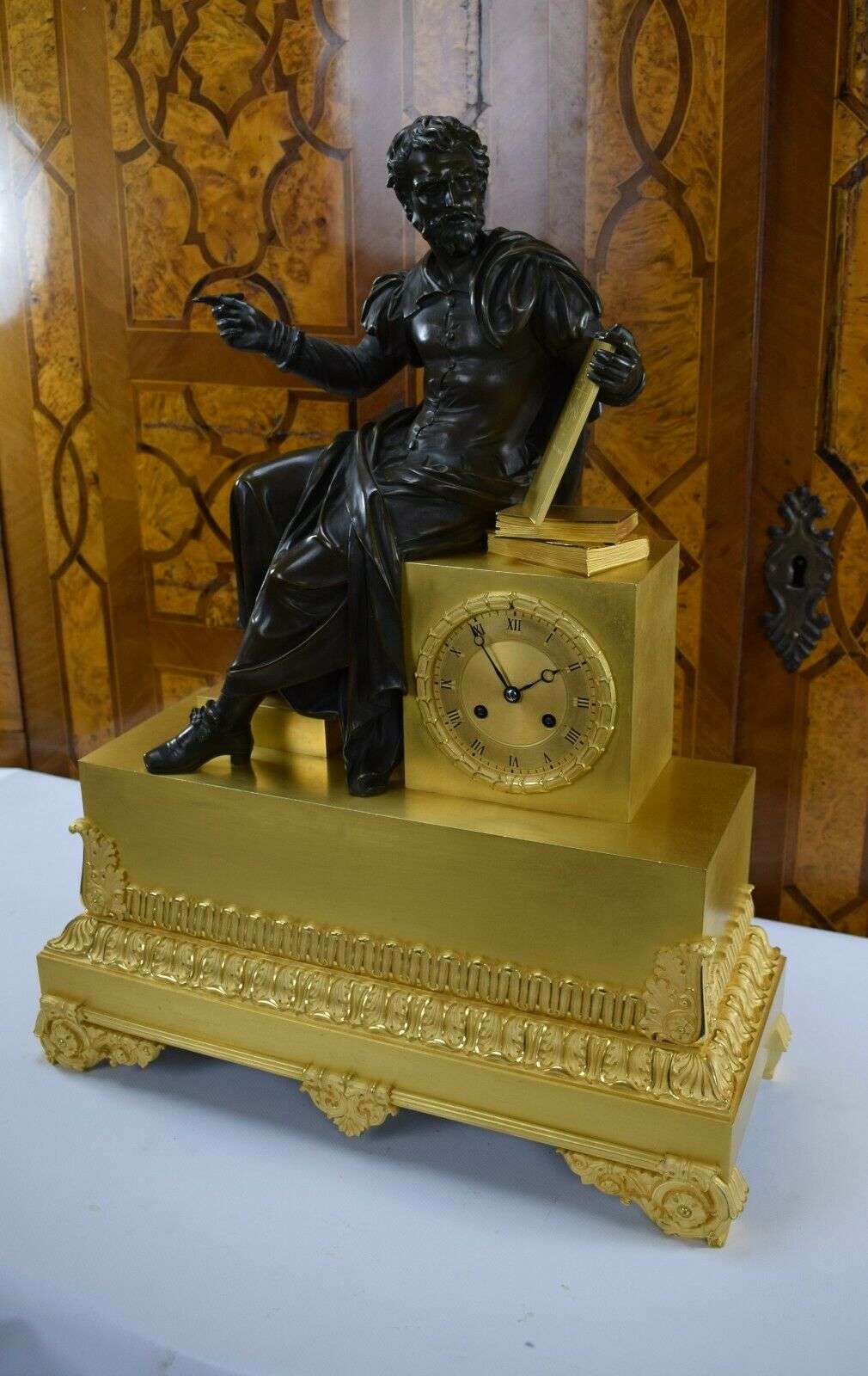 Große feuervergoldete Bronze Pendule Kaminuhr, Galileo G., Deniére Paris um 1825 – Detail