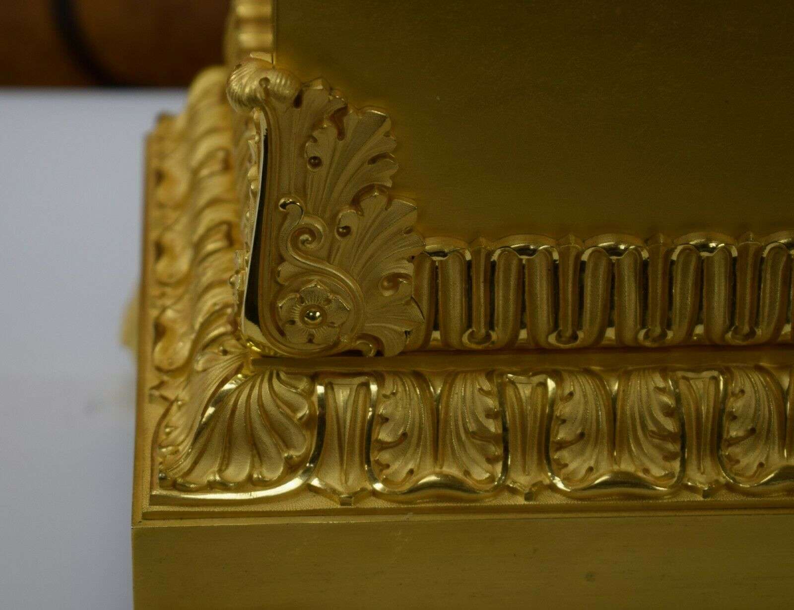 Große feuervergoldete Bronze Pendule Kaminuhr, Galileo G., Deniére Paris um 1825 – Detail