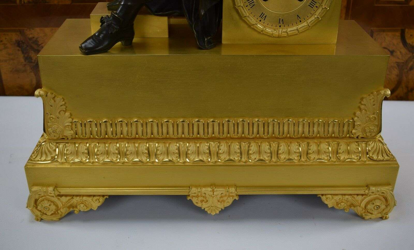 Große feuervergoldete Bronze Pendule Kaminuhr, Galileo G., Deniére Paris um 1825 – Detail