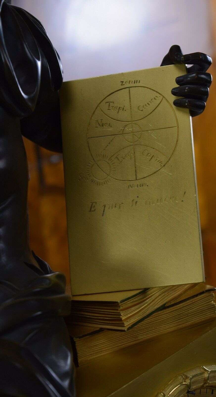 Große feuervergoldete Bronze Pendule Kaminuhr, Galileo G., Deniére Paris um 1825 – Detail