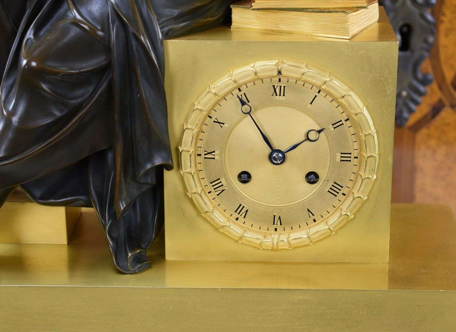 Große feuervergoldete Bronze Pendule Kaminuhr, Galileo G., Deniére Paris um 1825 – Detail