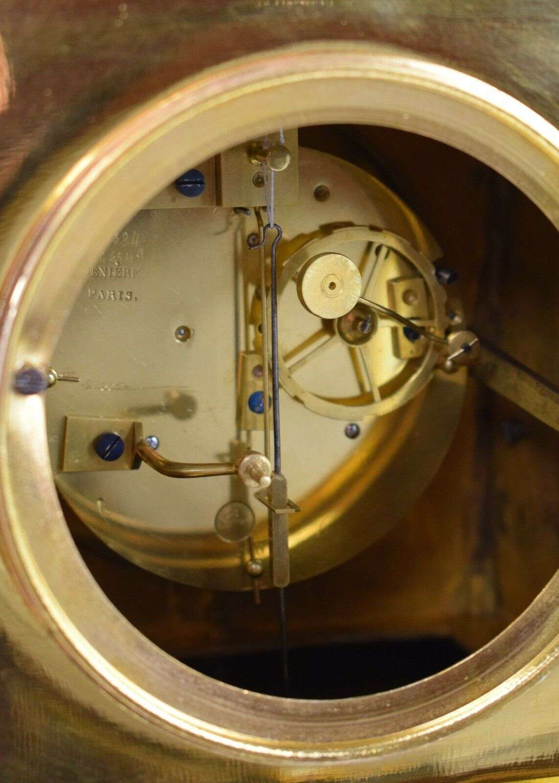Große feuervergoldete Bronze Pendule Kaminuhr, Galileo G., Deniére Paris um 1825 – Detail
