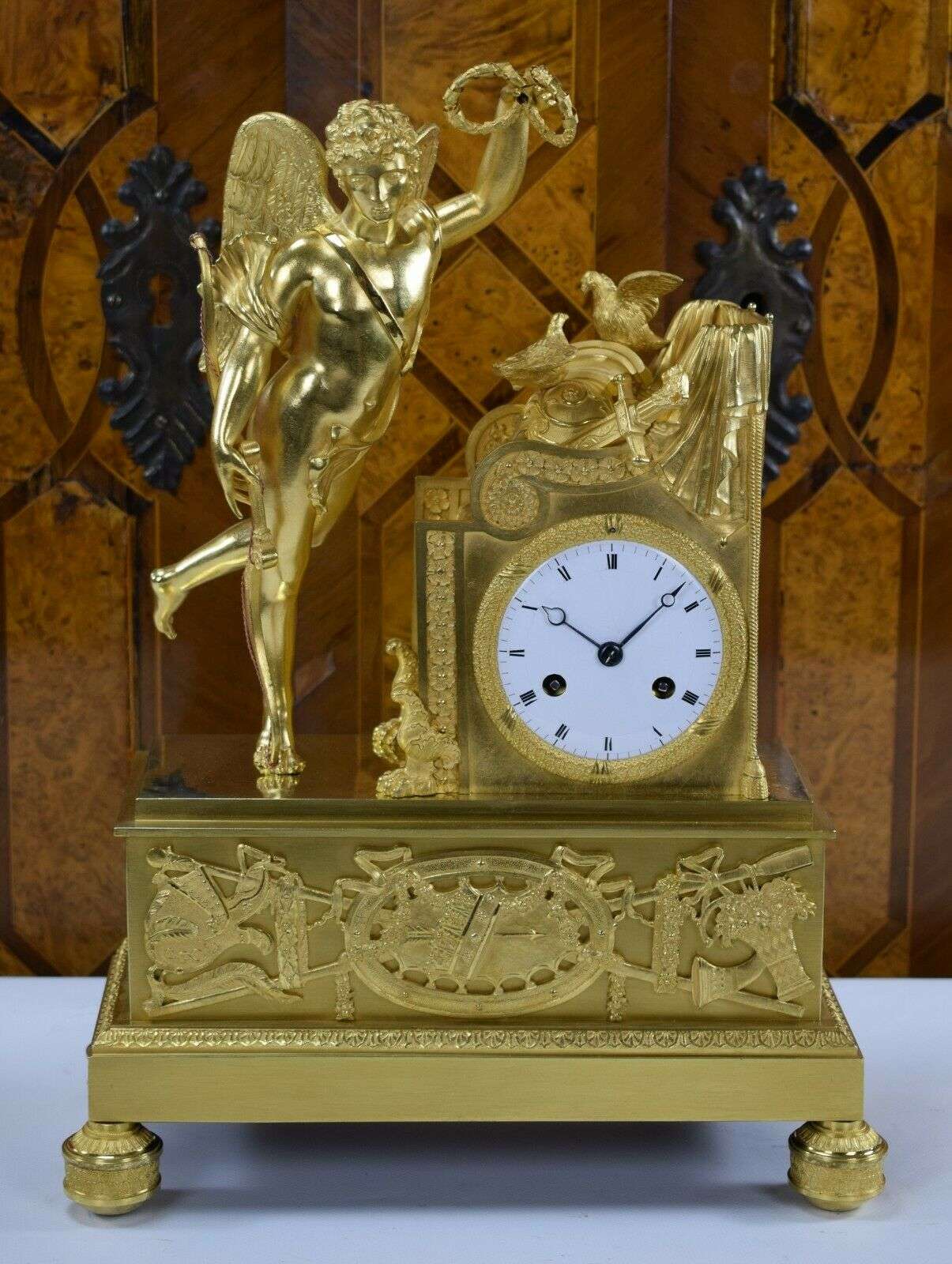 RESERVIERT !Sehr feine feuervergoldete Empire Bronze Pendule Kaminuhr Amor Paris um 1810 – Vorderansicht