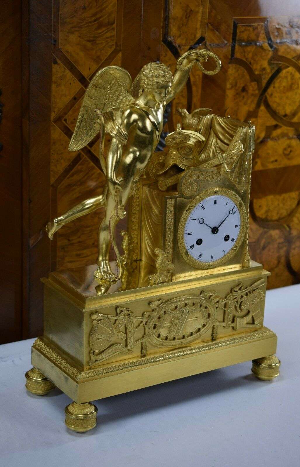RESERVIERT !Sehr feine feuervergoldete Empire Bronze Pendule Kaminuhr Amor Paris um 1810 – Detail
