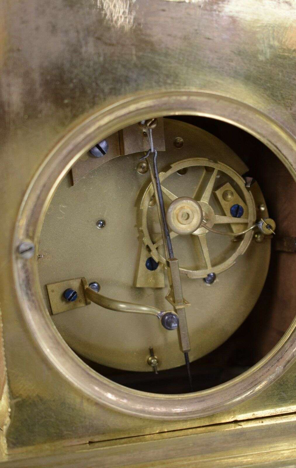 RESERVIERT !Sehr feine feuervergoldete Empire Bronze Pendule Kaminuhr Amor Paris um 1810 – Detail