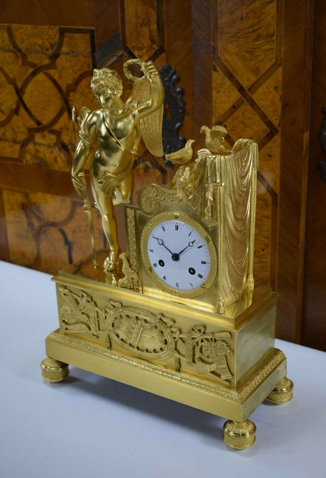 RESERVIERT !Sehr feine feuervergoldete Empire Bronze Pendule Kaminuhr Amor Paris um 1810 – Detail