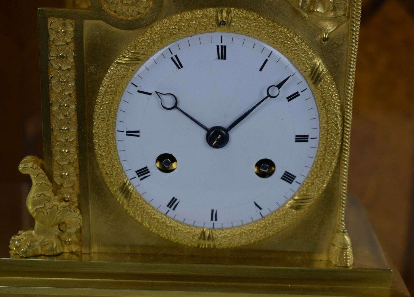 RESERVIERT !Sehr feine feuervergoldete Empire Bronze Pendule Kaminuhr Amor Paris um 1810 – Detail